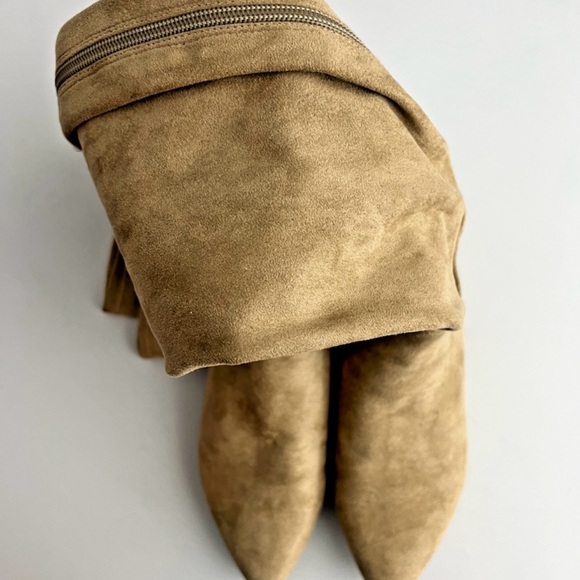 Steve Madden
Color - Celene Tan
Faux Suede
Size - 7.5 - Picture 3 of 8